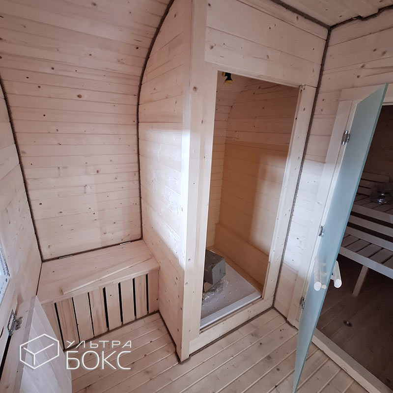 Квадро-Баня сосна 4×2,2 м +ДОПЫ: деревянный козырёк с мягкой кровлей над входом, дверь внутренняя стеклянная на магнитах Сатин матовая белая, душевой поддон, откидной стол, бак для душевой Ель / Кедр — изображение 9