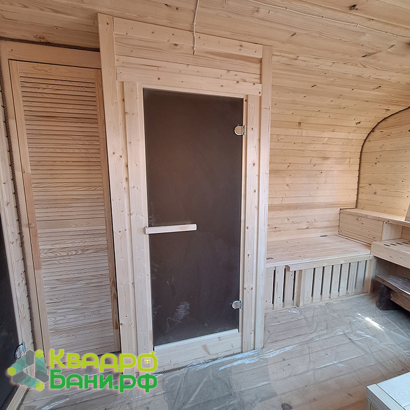 Баня-Парус 6 х 2,4 х 2,6 м +ДОПЫ: столик откидной, спальное место-органайзер, лавочка с рундуком и шкаф в комнате отдыха, душевой поддон в помывочном отделении, печь «РАДА 4_14 L (ВЫНОС ТОПКИ)» — изображение 19