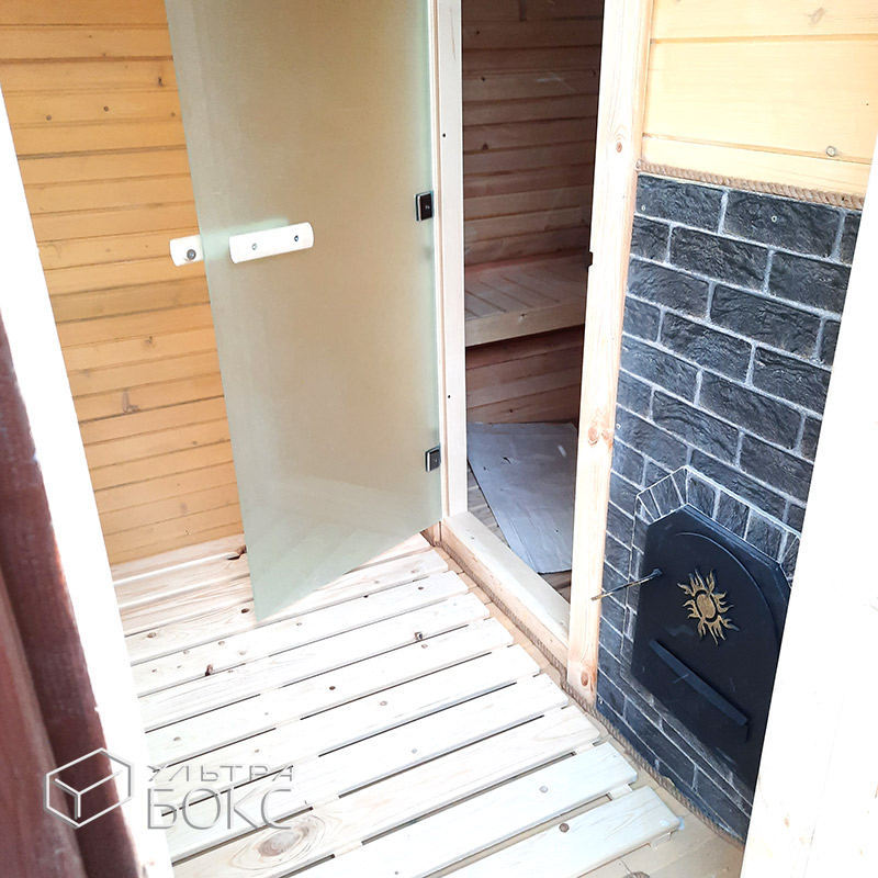 Квадро-Баня 590 х 220 см, электрика, стол, полоки в парной ДОПЫ: козырёк над входом, двери внутри стеклянные 2 шт, окно ПВХ панорамное 2 х 1 м в комнату отдыха стекло обычное, угловой 3-й полок, топка в прихожей печь «Малуша», Ель / Кедр — изображение 37