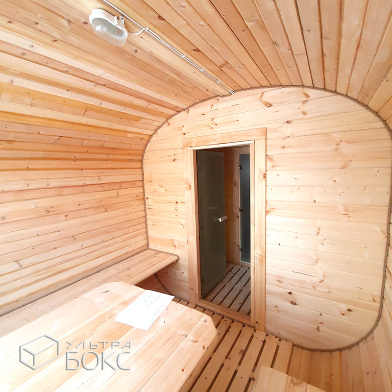 Квадро-Баня 590 х 220 см, электрика, стол, полоки в парной ДОПЫ: козырёк над входом, двери внутри стеклянные 2 шт, окно ПВХ панорамное 2 х 1 м в комнату отдыха стекло обычное, угловой 3-й полок, топка в прихожей печь «Малуша», Ель / Кедр — изображение 32