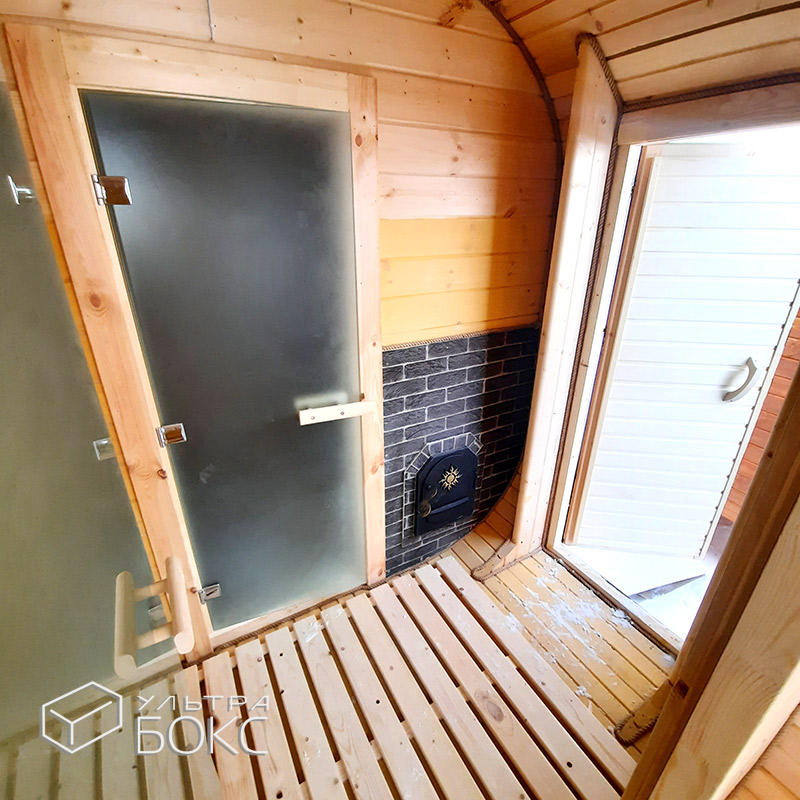 Квадро-Баня 590 х 220 см, электрика, стол, полоки в парной ДОПЫ: козырёк над входом, двери внутри стеклянные 2 шт, окно ПВХ панорамное 2 х 1 м в комнату отдыха стекло обычное, угловой 3-й полок, топка в прихожей печь «Малуша», Ель / Кедр — изображение 30