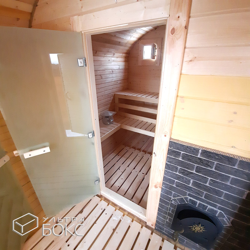 Квадро-Баня 590 х 220 см, электрика, стол, полоки в парной ДОПЫ: козырёк над входом, двери внутри стеклянные 2 шт, окно ПВХ панорамное 2 х 1 м в комнату отдыха стекло обычное, угловой 3-й полок, топка в прихожей печь «Малуша», Ель / Кедр — изображение 27