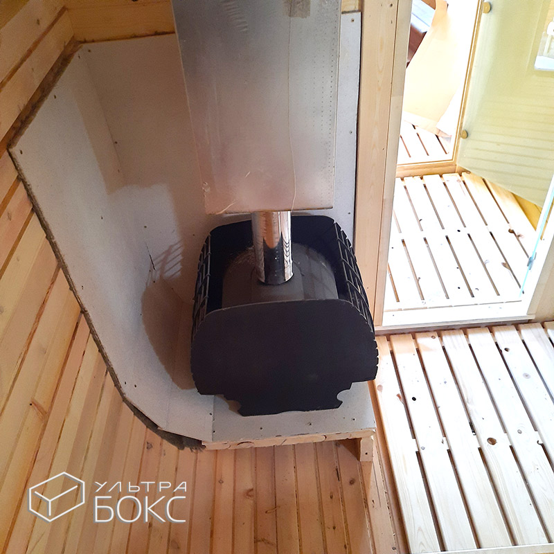 Квадро-Баня 590 х 220 см, электрика, стол, полоки в парной ДОПЫ: козырёк над входом, двери внутри стеклянные 2 шт, окно ПВХ панорамное 2 х 1 м в комнату отдыха стекло обычное, угловой 3-й полок, топка в прихожей печь «Малуша», Ель / Кедр — изображение 19