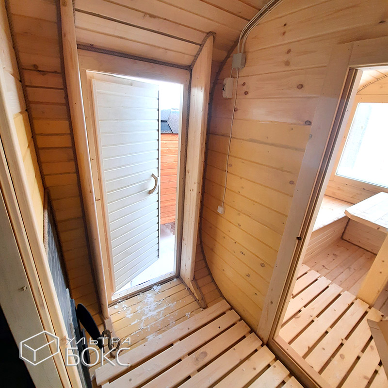 Квадро-Баня 590 х 220 см, электрика, стол, полоки в парной ДОПЫ: козырёк над входом, двери внутри стеклянные 2 шт, окно ПВХ панорамное 2 х 1 м в комнату отдыха стекло обычное, угловой 3-й полок, топка в прихожей печь «Малуша», Ель / Кедр — изображение 15