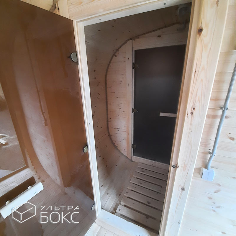 Квадро-Баня 500 х 220 см 3 отделения, топка в парной печь стандарт "Емеля" +ДОПЫ: козырёк над входом, двери внутри стеклянные, угловой 3-й полок, Ель / Кедр — изображение 15