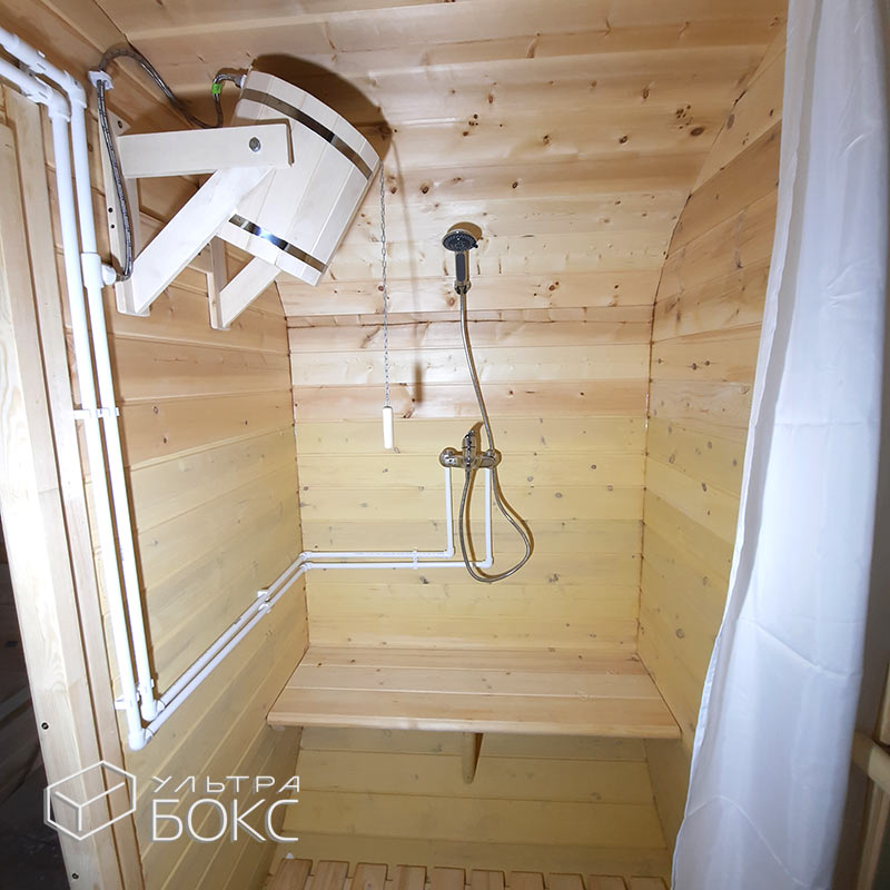 Квадро-баня 600 х 220 см +ДОПЫ: увеличенные р-ры ширина / высота, козырёк над входом, двери внутри стеклянные, лавочки с рундуком, полки под потолком для инвентаря, 2 лавочки в помывочной, бойлер на 55л со смесителем и душевой лейкой, обливное устройство + шторка ПВХ, угловой 3-й полок в парной, ограждение по фасаду печи, электрика в стиле "Ретро", топка на улицы печь "Комета Вега Гриль" 3 типа пара со звуками Вьюги, Ель / Кедр — изображение 30